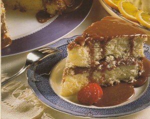 Receita de bolo de coco com recheio e cobertura de chocolate