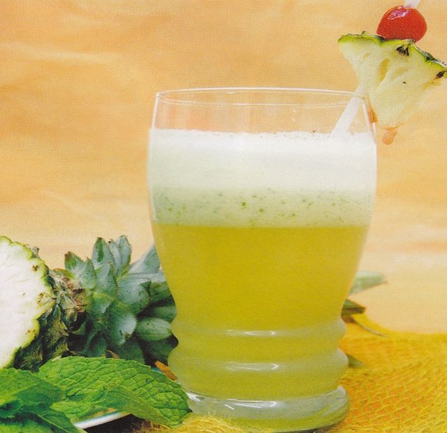 Suco de abacaxi com hortelã