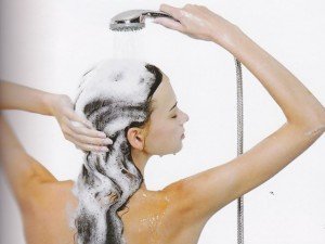Como lavar os cabelos perfeitamente e manter os fios sempre hidratados