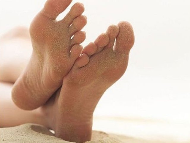 Dicas caseiras para tratar pés rachados ou ressecados