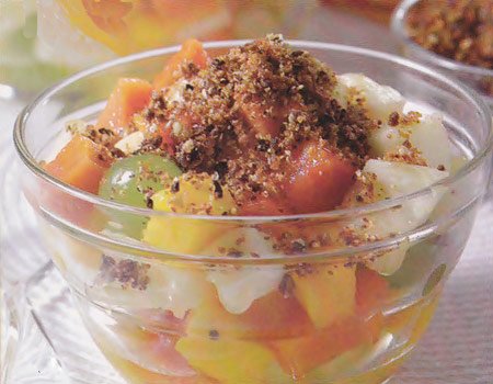 Salada de frutas com cobertura crocante