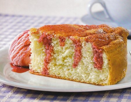 Bolo de guaraná com calda de groselha