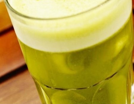 Suco verde com couve e linhaça