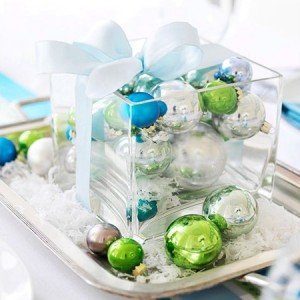 Arranjo de mesa com bolas de natal