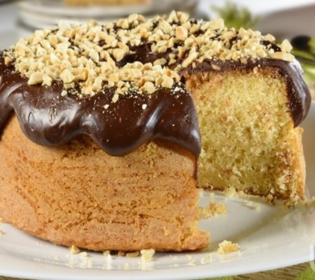 Bolo de amendoim com cobertura de chocolate