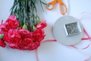 como fazer corsages para os convidasos