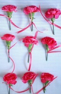 Como fazer corsages para seus convidados