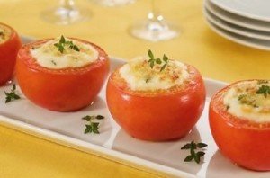 Tomate recheado com ricota, iogurte e ervas