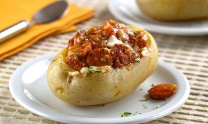 Receita de batata assada recheada com salsicha