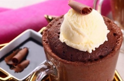 Bolo de caneca com sorvete e calda de chocolate