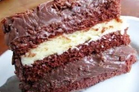 Bolo de chocolate gelado com recheio de coco