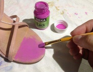 Renove suas sandálias pintando com tinta acrílica IV