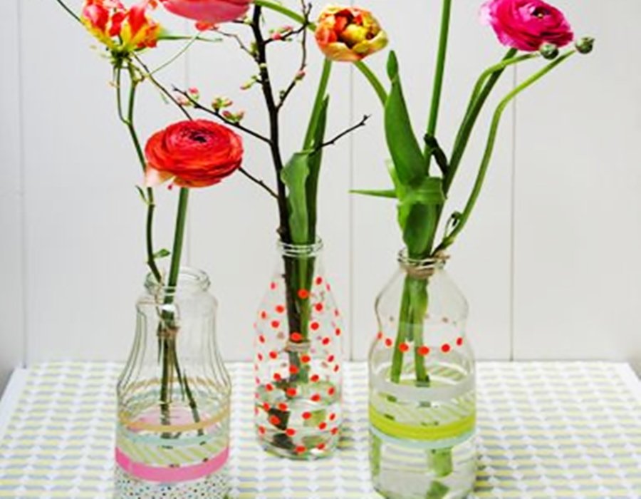 Jarro de flores com garrafinha de vidro