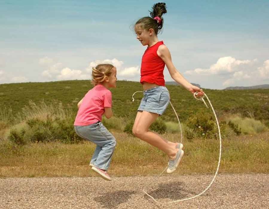 Use brincadeiras antigas para as crianças praticarem atividade física