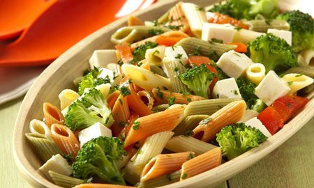 Salada colorida de macarrão