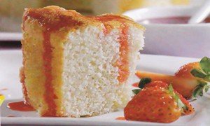 Receita de bolo de claras com calda de morango