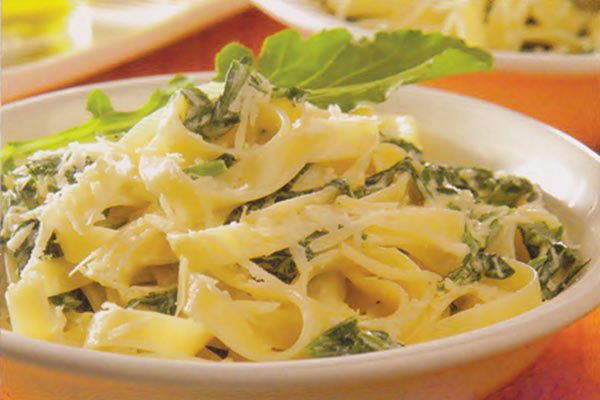 Fettucine com rúcula