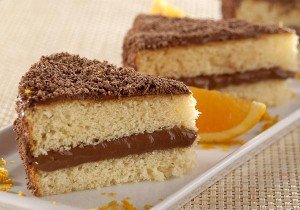 Receita de bolo de laranja com recheio e cobertura de chocolate
