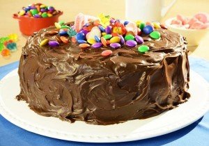 Receita de bolo de aniversário com cobertura de chocolate