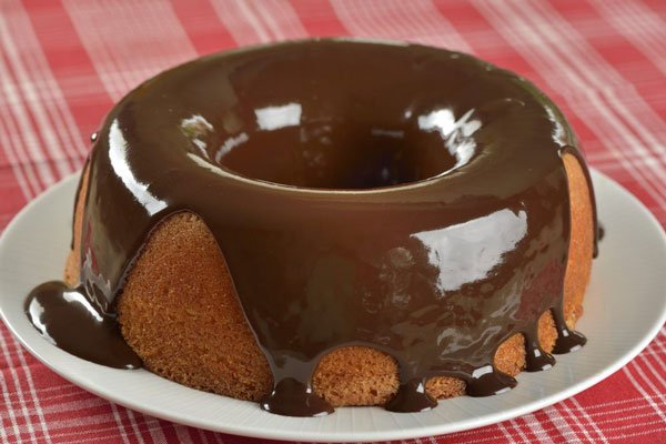 Bolo de laranja com cobertura de café e chocolate