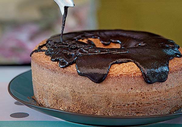 Bolo de baunilha com calda de ovomaltine