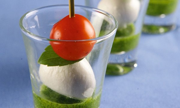 Espetinho caprese com pesto de rúcula