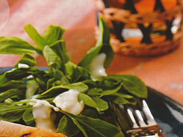 Salada de minirrúcula com molho de queijo