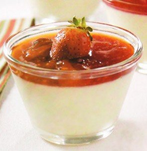 Receita de panna-cotta com calda de morango