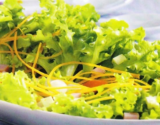 Salada de alface com presunto