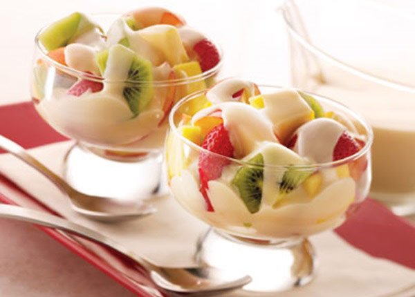 Salada de frutas com molho de baunilha e canela