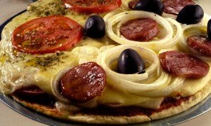 Receita de pizza de calabresa com mussarela