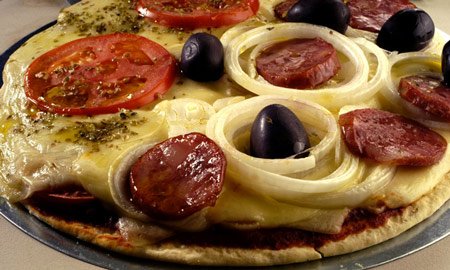 Pizza de calabresa com mussarela