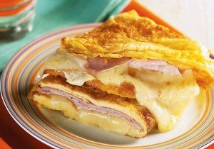 Receita de omelete recheada com presunto e queijo