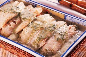 Receita de pescada ao molho de manjericão