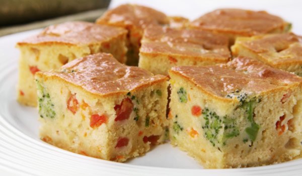 Torta de liquidificador com legumes e queijo