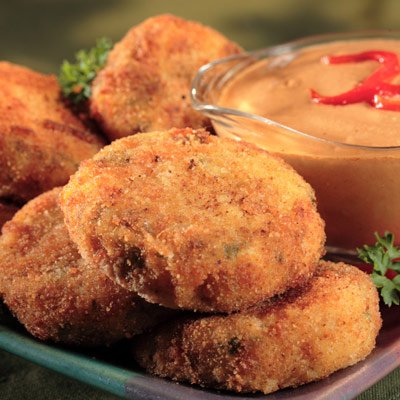 Croquete de batata com presunto e molho de pimenta vermelha