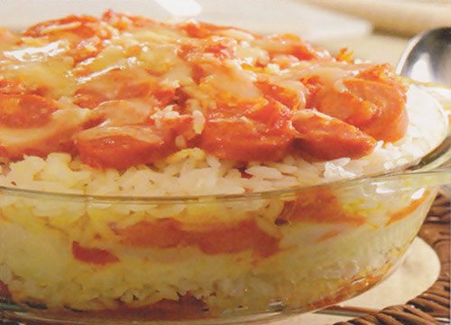 Arroz de forno com salsicha