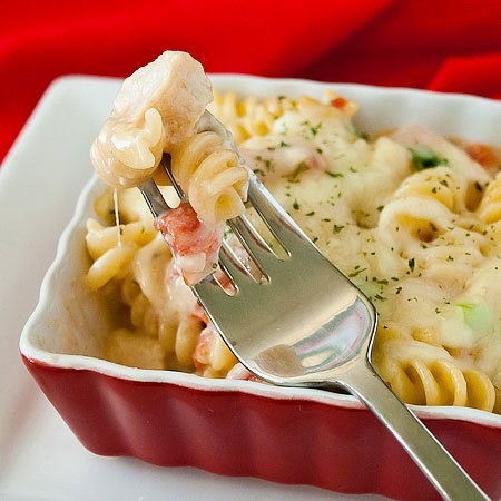 Macarrão de forno ao molho alfredo com frango