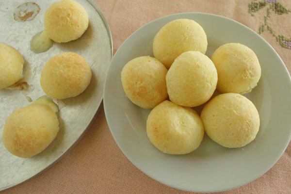 Pão de queijo recheado com requeijão cremoso