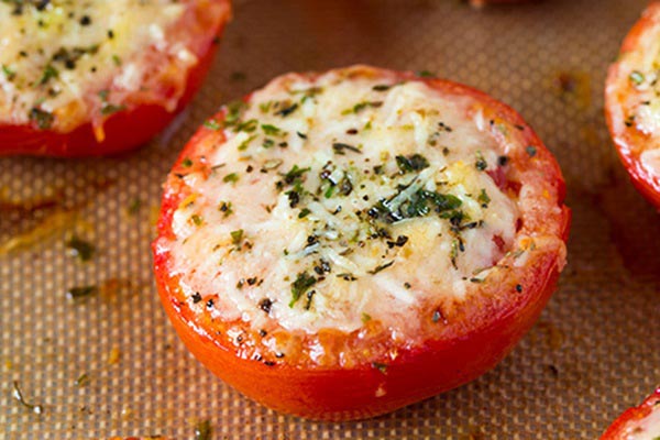 Tomates recheados com queijo