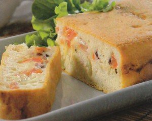 Torta de liquidificador com fermento fresco e recheio de presunto e queijo