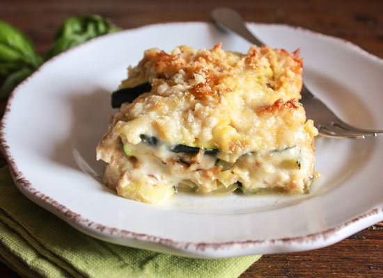 Abobrinha gratinada com molho de queijo e atum