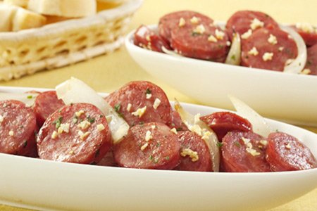 Aperitivo de linguiça acebolada