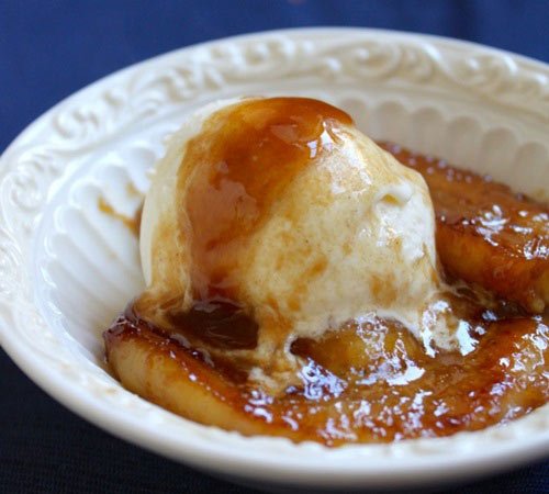 Banana caramelizada com sorvete de creme