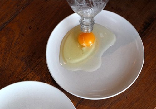 Como separar a gema da clara do ovo usando uma garrafa de plástico