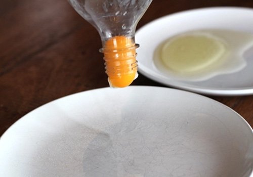 Como separar a gema da clara do ovo usando uma garrafa de plástico5