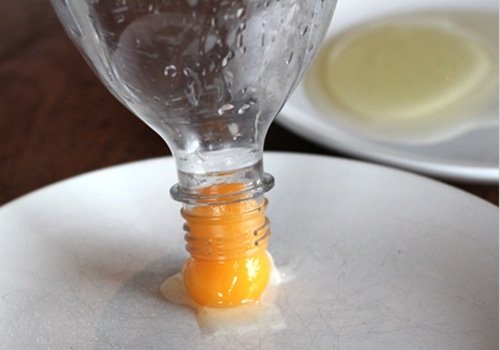Como separar a gema da clara do ovo usando uma garrafa de plástico6