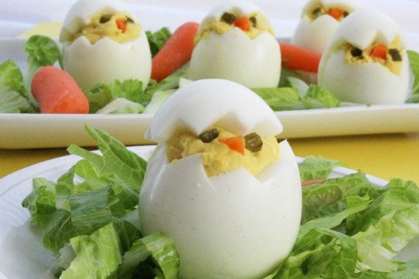Ovos recheados em formato de pintinho – Entrada para a Páscoa