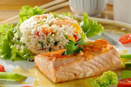 Salmão ao molho de maracujá com risoto de camarão