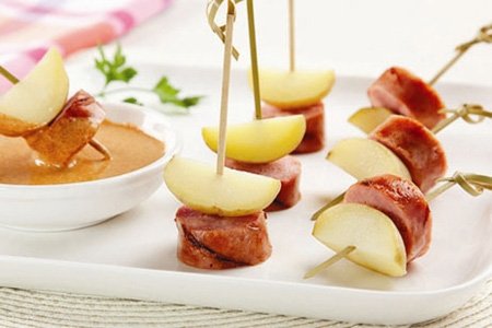 Aperitivo de linguiça toscana e mini-batatas ao molho picante